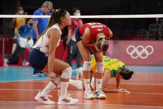 Brasil perde para os EUA por 3 a 0 e é prata no vôlei