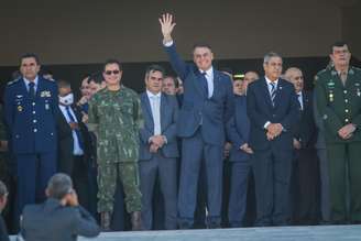 Jair Bolsonaro participa de desfile militar