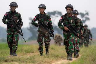 Soldados do Exército da Indonésia durante treinamento militar 