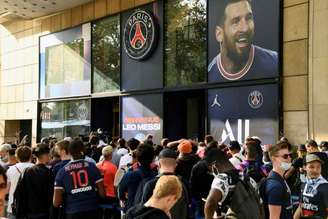 Loja do Paris Saint-Germain no Parque dos Príncipes teve grandes filas em busca de camisa de Messi (Foto: AFP)