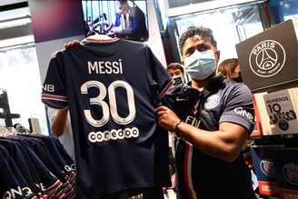 Torcedores ao redor do mundo já garantiram suas camisas do PSG com o nome de Messi e o número 30 (Foto: AFP)