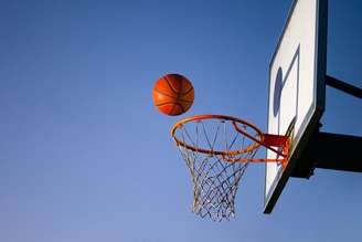 Bola de basquete caindo na cesta