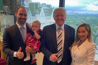 Eduardo Bolsonaro e família ao lado do ex-presidente dos EUA Donald Trump