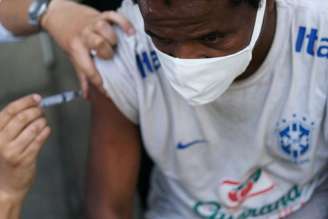 Profissional de saúde aplica vacina contra Covid-19 em pessoa em situação de rua no centro do Rio de Janeiro
27/05/2021 REUTERS/Ricardo Moraes