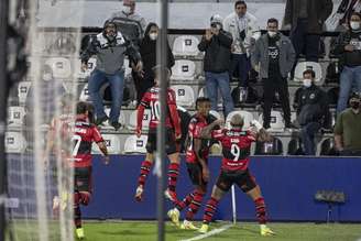 Gabriel comemora um dos seus dois gols na vitória sobre o Olimpia no Paraguai