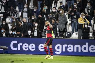 Gabigol comemora após marcar gol na vitória sobre o Olimpia, no Paraguai; atacante acusou torcedores locais de racismo