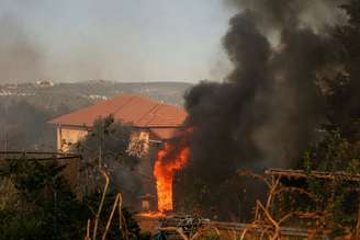 Incêndio perto de casas no vilarejo de Givat Yearim, nos arredores de Jerusalém
16/08/2021 REUTERS/ Ronen Zvulun
