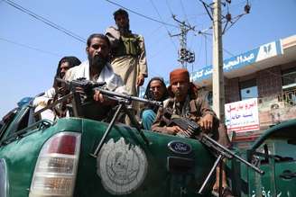 Combatentes do Talibã fazem patrulha em Jalalabad, no Afeganistão