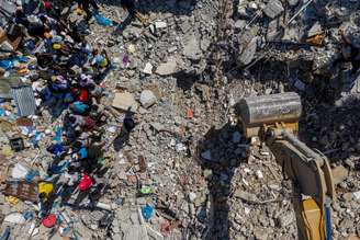 Equipes de resgate trabalham nas ruínas de um hotel que colapsou após terremoto no Haiti