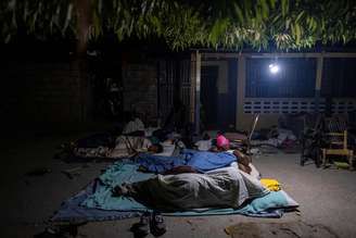 Haitianos estão dormindo na rua com medo de novos tremores 