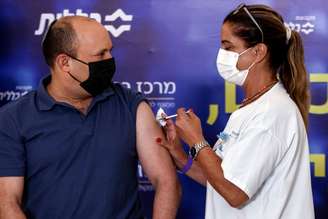 Premiê de Israel, Naftali Bennett, recebe terceira dose de vacina Pfize/BioNTech contra Covid-19 em Kfar Saba
20/08/2021 REUTERS/Ronen Zvulun