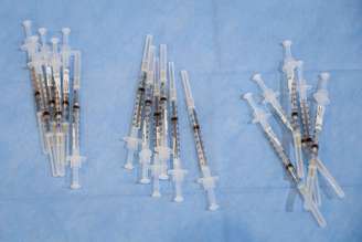 Seringas com vacina da Pfizer em Nova York
23/2/2021  REUTERS/Brendan McDermid