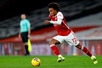 Willian, em ação pelo Arsenal, é alvo do Corinthians nesta janela (Foto: IAN KINGTON / IKIMAGES / AFP)