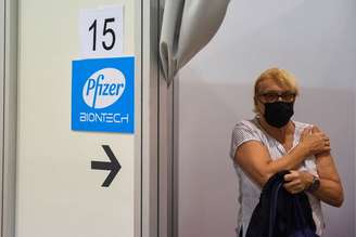 Mulher recebe a terceira dose da vacina da Pfizer contra a Covid-19. 25/8/2021. REUTERS/Zorana Jevtic.
