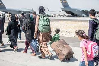 Civis estão sendo evacuados por países ocidentais em Cabul