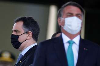 Presidente Jair  Bolsonaro com presidente do Senado, Rodrigo Pacheco ao fundo, durante cerimônia do Dia do Soldado em Brasília
25/08/2021 REUTERS/Adriano Machado