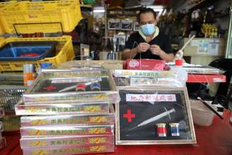 Raymond Shieh elabora seringas de papel em loja em Johor Bahru, Malásia
24/8/2021 REUTERS/Lim Huey Teng