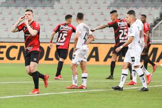 Athletico vence o Santos e larga na frente na Copa do Brasil