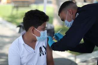 Alessandro Roque, de 12 anos, recebe dose de vacina contra a Covid-19 em Los Angeles
23/08/2021
REUTERS/Lucy Nicholson