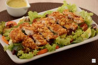 Guia da Cozinha - Peixe empanado crocante com salada para qualquer ocasião