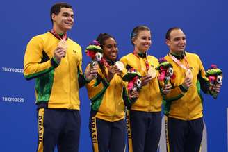Equipe brasileira que conquistou o bronze na prova 4x100m livre S14 dos Jogos Paralímpicos