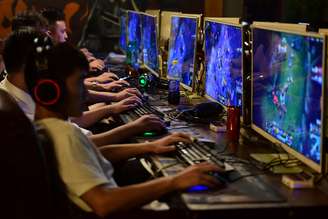 Chineses jogam online em cibercafé na cidade de Fuyang