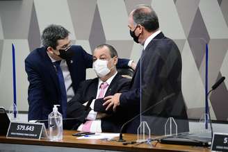  Randolfe Rodrigues (Rede-AP), Omar Aziz (PSD-AM) e Fernando Bezerra Coelho (MDB-PE) conversam durante a CPI
