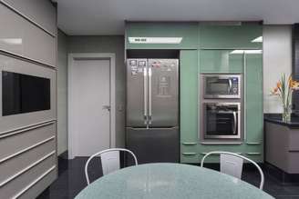 1. Como organizar geladeira inverse na cozinha moderna – Foto Maria Luisa Mendes