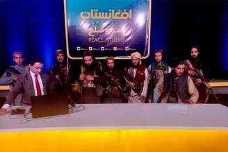 Âncora de TV no Afeganistão é pressionado por integrantes do Talibã