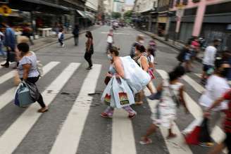 Pessoas caminham em rua de comércio antes do Natal em meio à pandemia da Covid-19
23/12/2020
REUTERS/Pilar Olivares