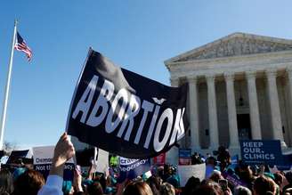 Protesto a favor do direito ao aborto em frente ao prédio da Suprema Corte dos EUA, em Washington
04/03/2020
REUTERS/Tom Brenner