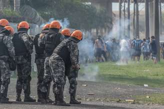 Policiais disparam bombas de efeito moral para dispersar torcedores durante protesto