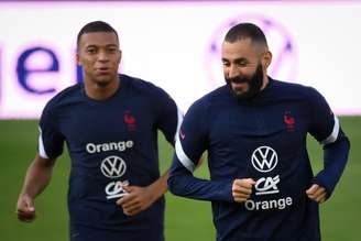 Mbappé e Benzema, além de Griezmann, fazem o ataque titular de Deschamps na França (Foto: FRANCK FIFE / AFP)
