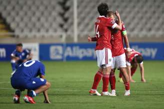 Dzhikiya e Dmitri Barinov celebram gol russo e vitória neste sábado Yiannis Kourtoglou Reuters