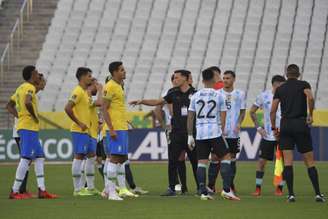 Partida foi interrompida por autoridades (Foto: NELSON ALMEIDA / AFP