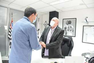 Presidente Rueda cumprimenta novo técnico do Santos. Carille Reprodução Twitter @SantosFC