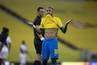 Neymar levantou a camisa durante Brasil x Peru para mostrar que não está gordo (Foto: Lucas Figueiredo/CBF)