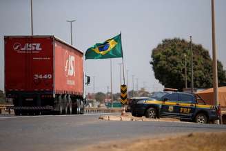 Viatura da Polícia Rodoviária Federal em posto de combustível na BR-040, em Valparaíso de Goiás, durante protesto de caminhoneiros
09/09/2021 REUTERS/Adriano Machado