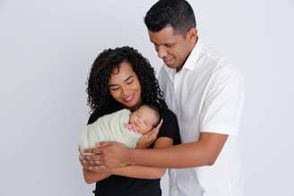Marcos-Davis-e-Debora-com-o-filho-Noah-em-ensaio-newborn