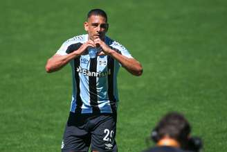Diego Souza comemora gol durante partida entre e Grêmio e Ceará