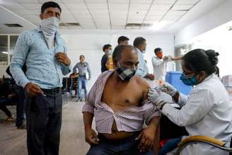 Homem recebe vacina contra Covid-19 em Noida, nos arredores de Nova Délhi
30/08/2021 REUTERS/Adnan Abidi