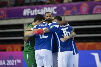 Brasileiros comemoram gol durante a fácil vitória sobre o Vietnã nesta segunda-feira