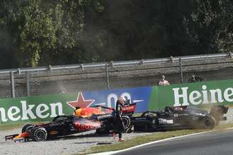 Max Verstappen passou ao lado de Lewis Hamilton após incidente em Monza 