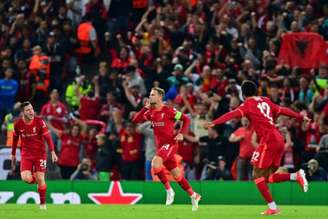 Liverpool comemora um dos seus gols na vitória sobre o Milan (Foto: PAUL ELLIS / AFP)