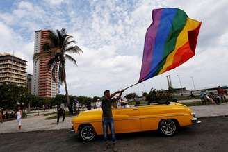 Participante de marcha contra a homofobia segura bandeira do arco-íris em Havana
13/05/2017
REUTERS/Stringer