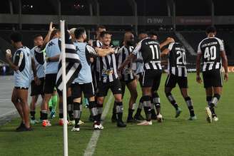 Jogadores do Botafogo comemoram um dos gols da vitória deste sábado