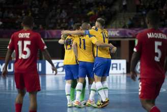 Brasileiros comemoram gol na vitória sobre o Panamá (Foto: Thais Magalhães/CBF)