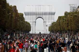 Pessoas caminham perto do Arco do Triunfo em Paris em dia sem carros na capital francesa
19/09/2021 
REUTERS/Benoit Tessier