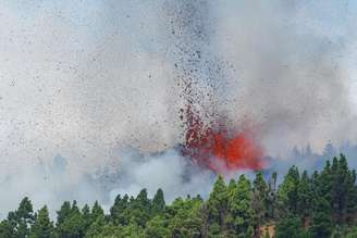  Lava e fumaça são vistas após a erupção de um vulcão na Espanha
