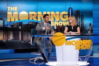 Hasan Minhaj e Reese Witherspoon em cena de 'The Morning Show'